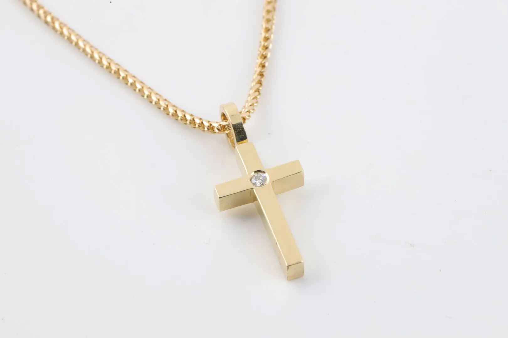 18" 14k Yellow Gold 0.01tcw Diamond Cross Necklace (6.25g.)